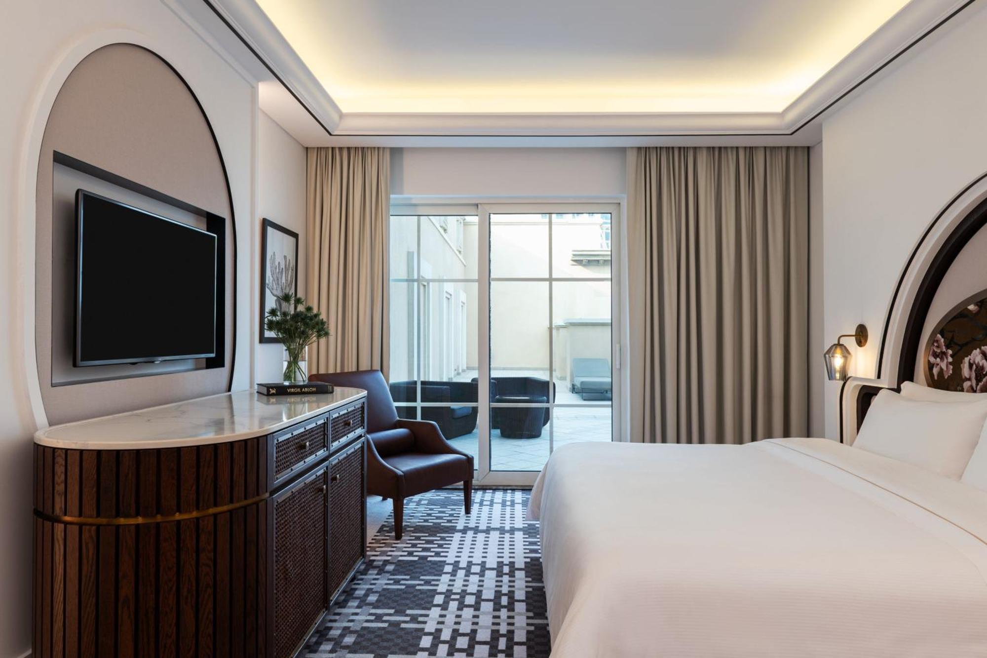 The Westin Dubai Mina Seyahi Beach Resort And Waterpark Exterior photo A guest room at The St. Regis Dubai