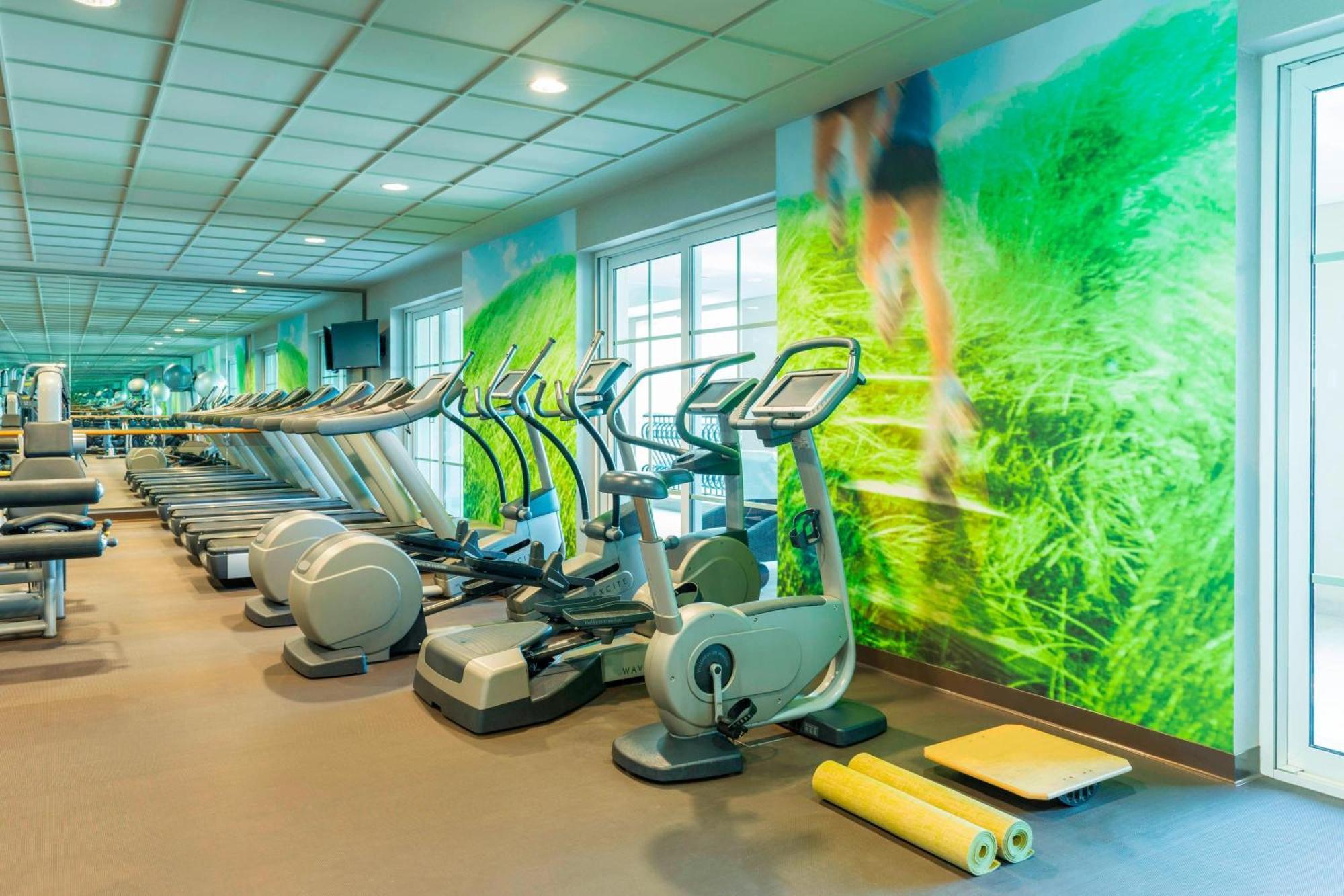 The Westin Dubai Mina Seyahi Beach Resort And Waterpark Exterior photo A gym in a hotel