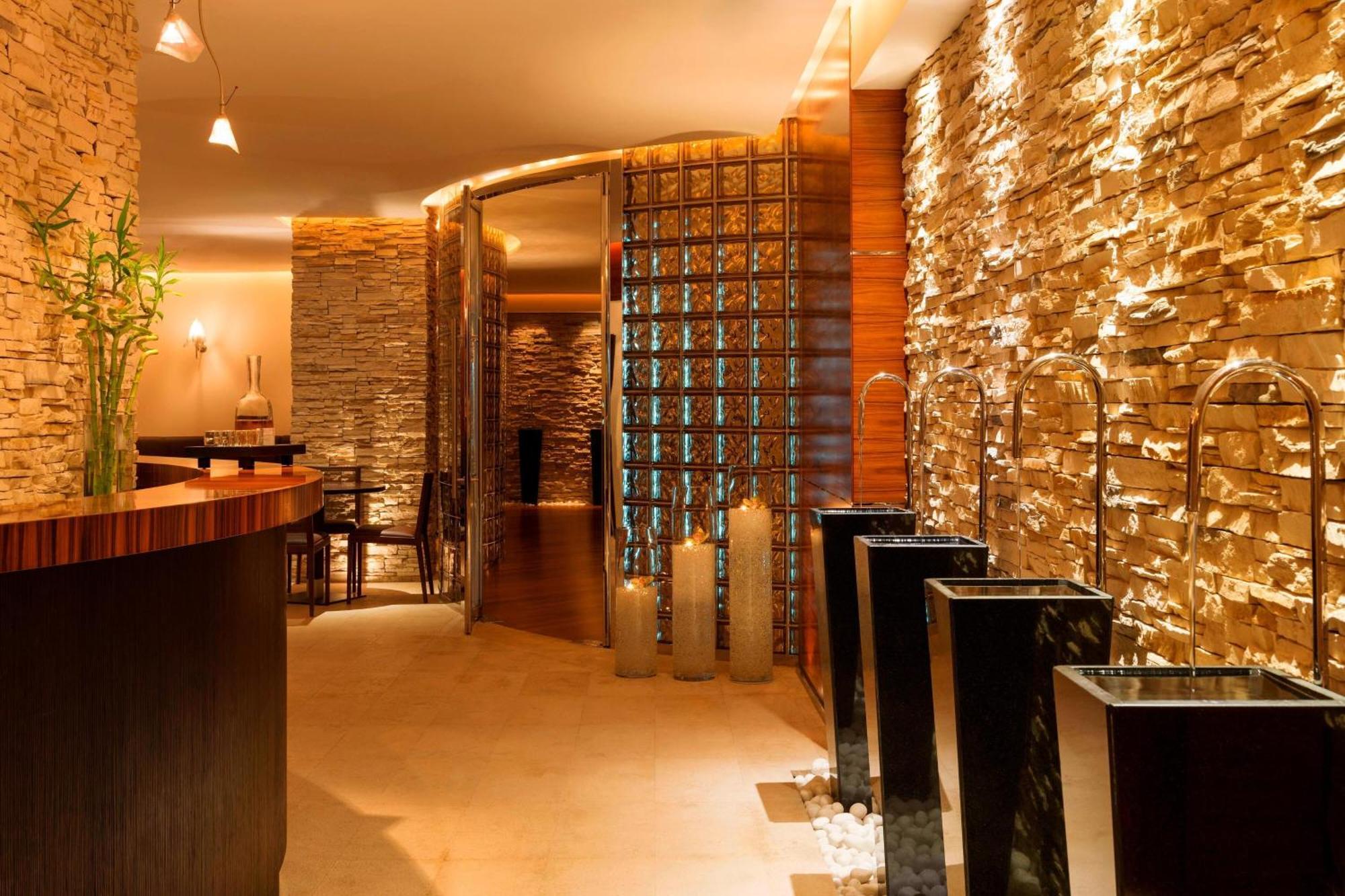 The Westin Dubai Mina Seyahi Beach Resort And Waterpark Exterior photo The interior of the restaurant