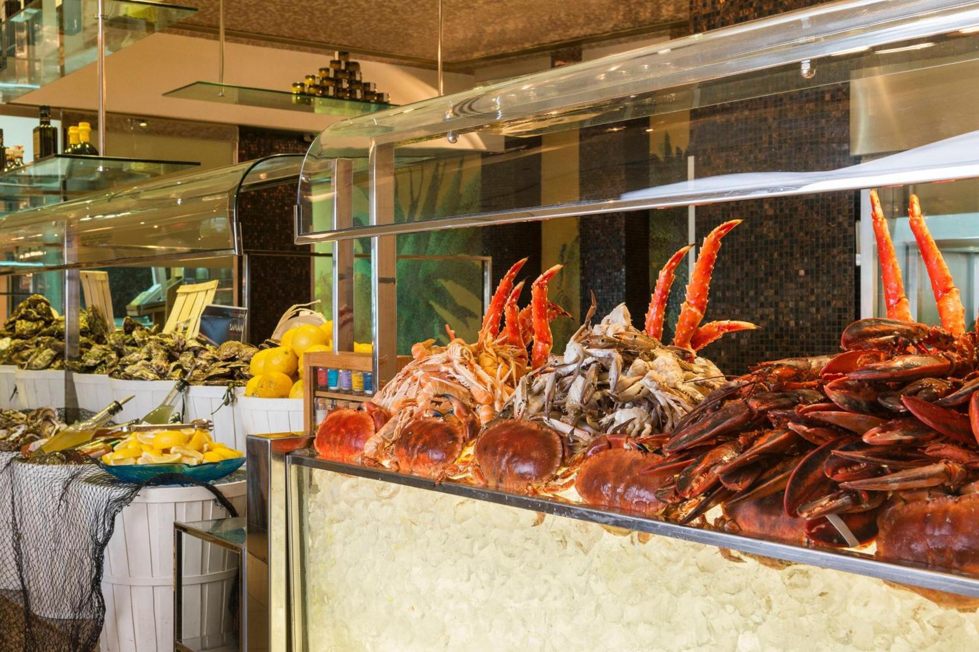The Westin Dubai Mina Seyahi Beach Resort And Waterpark Exterior photo Live mud crab at buffet